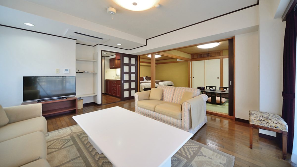 <p>離れ客室「松風」のリビング</p>
<p>昭和天皇にお泊まりいただく為に建てたお部屋です。<br class=